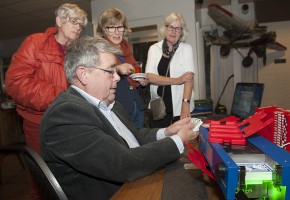 Bridgeclub P.E.C. analyseert wedstrijden met nieuwe dupliceermachine