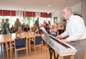 Ronald Visser zingt in verzorgingshuizen