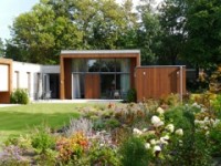 Gasten Hospice Zwolle genieten van de tuin