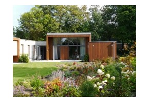 Gasten Hospice Zwolle genieten van de tuin