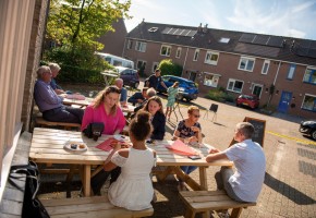 Ongeacht afkomst of geloof: samen aan de picknickbank bij de Sionskerk
