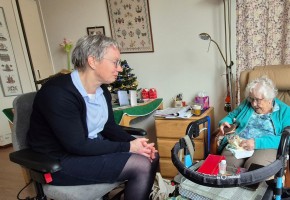 Bijna honderd jaar oud en nog steeds bij de kerk, ook met kerst